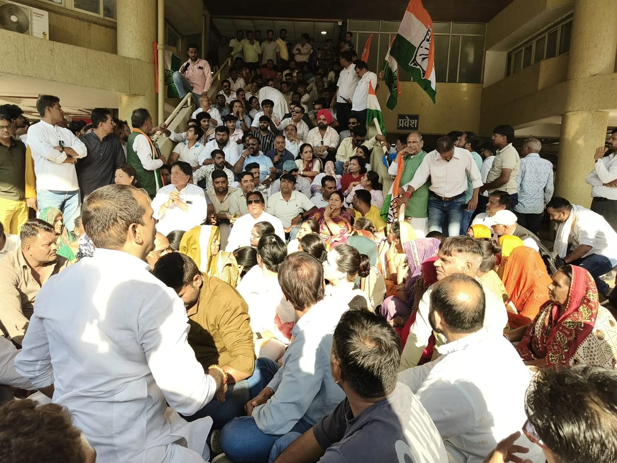 Indore: Congress protests against IDA; leaders ask why the ground was given to the BJP for free.
