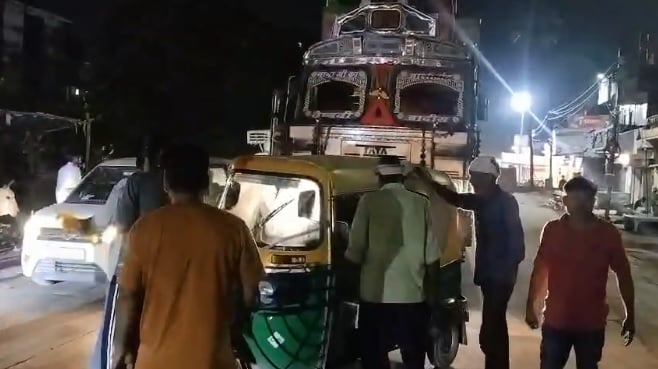कानपुर: पनकी रोड पर बीच सड़क ऑटो लगाकर हंगामा, लगा भीषण जाम…एम्बुलेंस भी फंसी, घंटों बेहाल रहे राहगीर