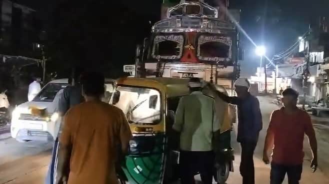 Kanpur Chaos ensued after auto rickshaw parked in  middle of road on Panki Road causing massive traffic jam