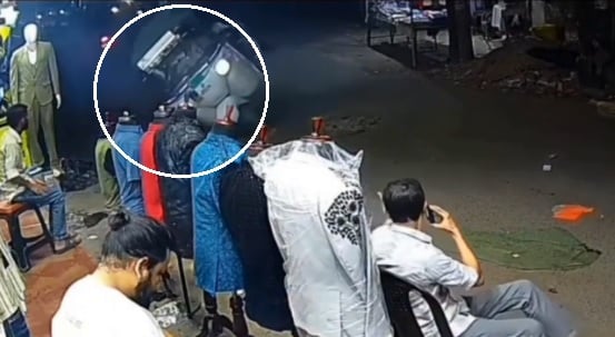 कानपुर: आलम मार्केट में ई-ऑटो से स्टंट पड़ा भारी, बेकाबू होकर दुकान में घुसा वाहन, हो सकता था बड़ा हादसा