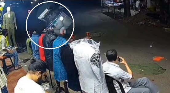 Kanpur Stunt on an e auto in Alam Market goes wrong vehicle loses control and crashes into a shop