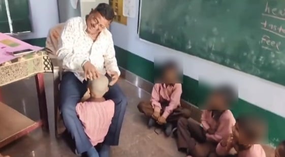इटावा: बच्चे के सिर को बनाया तबला, वीडियो वायरल होते ही गिरी गाज, बीएसए ने शिक्षक को किया निलंबित, पढ़ें मामला