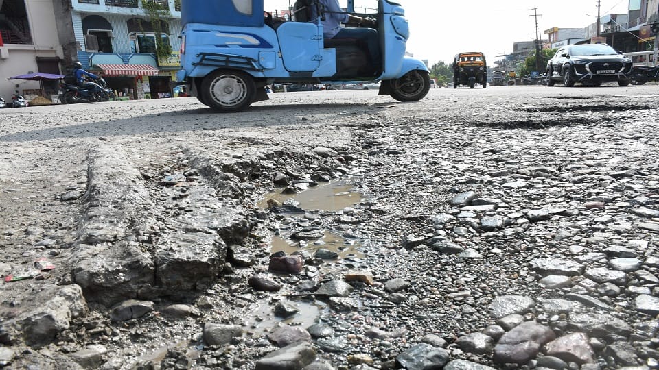 The roads of Haldwani city and surrounding areas have turned into potholes