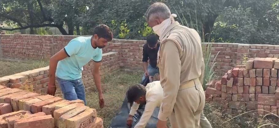 खाली प्लॉट में मिला 40 वर्षीय मजदूर का शव