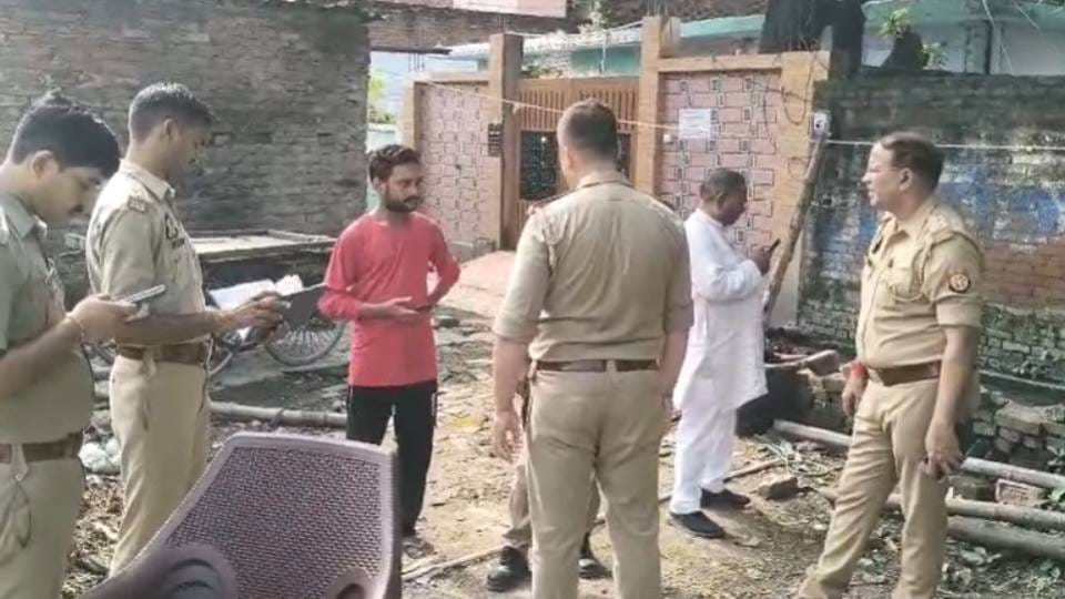 मौके पर जानकारी लेती पुलिस।