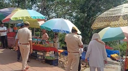 मौके पर मौजूद पुलिस अधिकारी