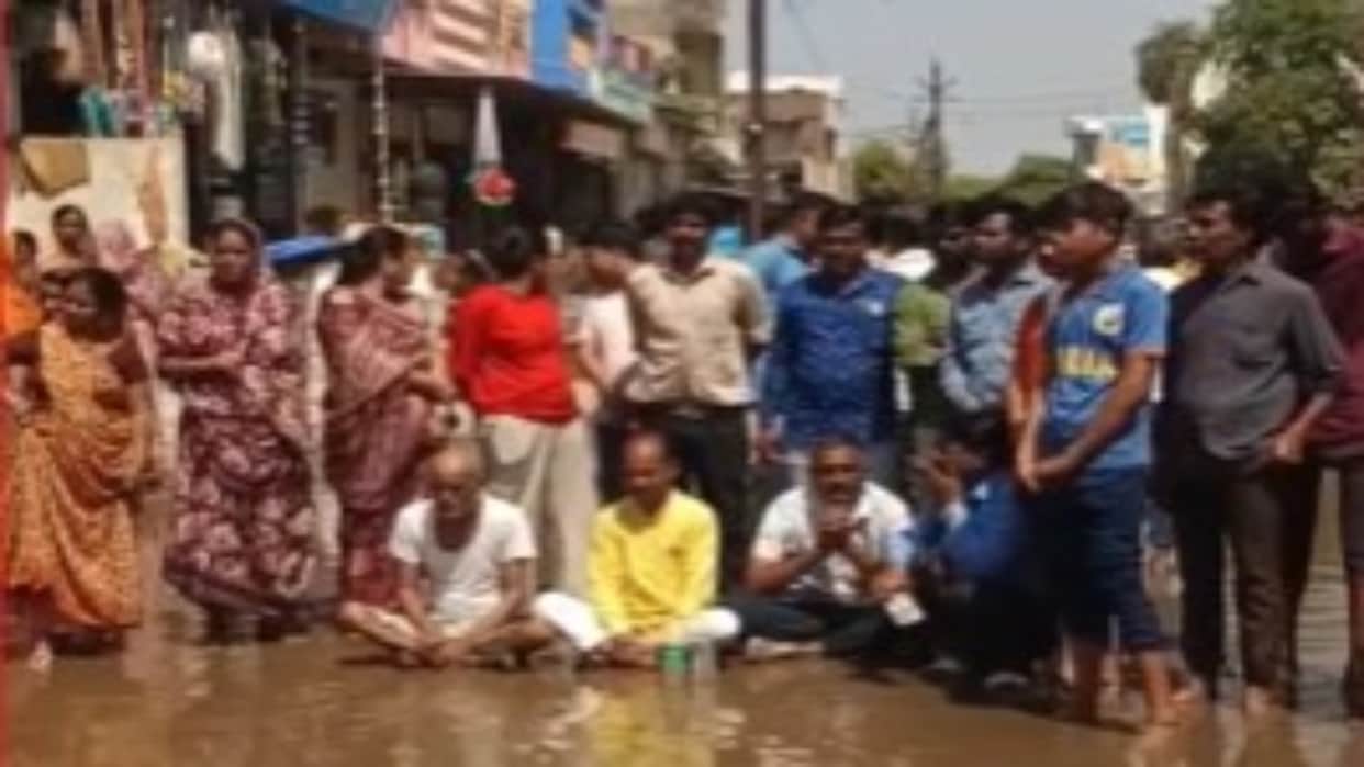 Ujjain: Councillor Sits in Sewage Water to Protest, Ends Sit-In After Municipal Engineer Apologises