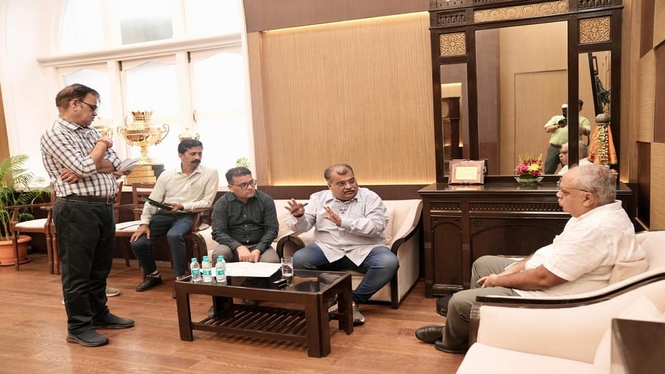 रेल प्रशासन के साथ विधायक की बैठक