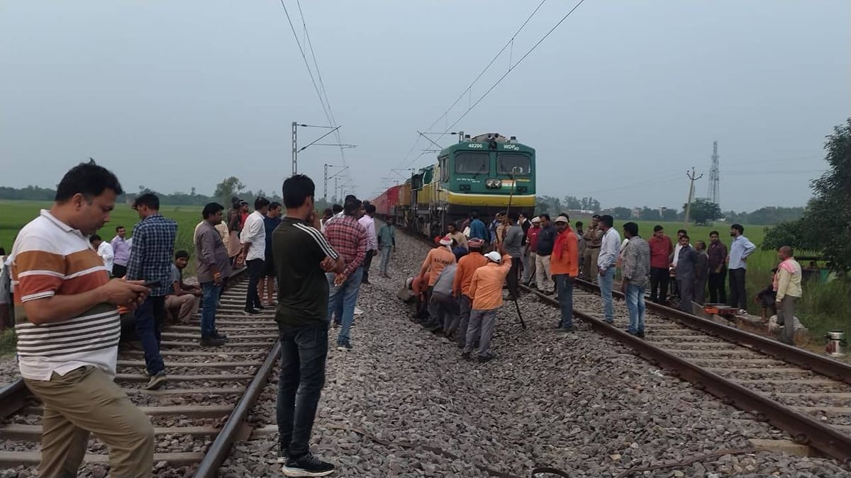 यूपी: रायबरेली में ट्रैक मशीन डिरेल, लखनऊ-रायबरेली रेलखंड पर यातायात ठप; कई ट्रेनें घंटों खड़ी रहीं