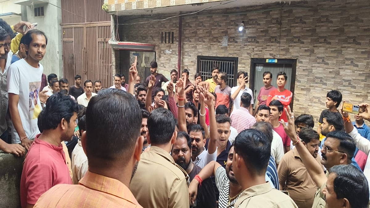 शाहजहांपुर: खाद्य सुरक्षा विभाग की टीम पर घी व्यापारी के घर की तलाशी लेने का आरोप, जमकर हुआ हंगामा