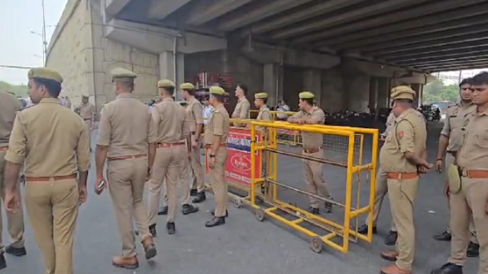Heavy police force deployed at the UP border due to CJP's protest in Delhi