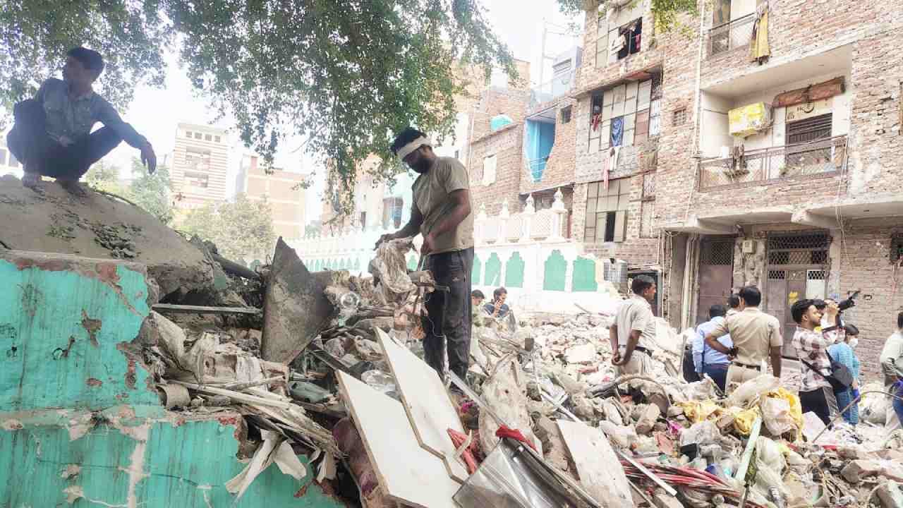 Please help us get our daughter body back somehow Plea from Gul Afshan parents seelampur building collapse