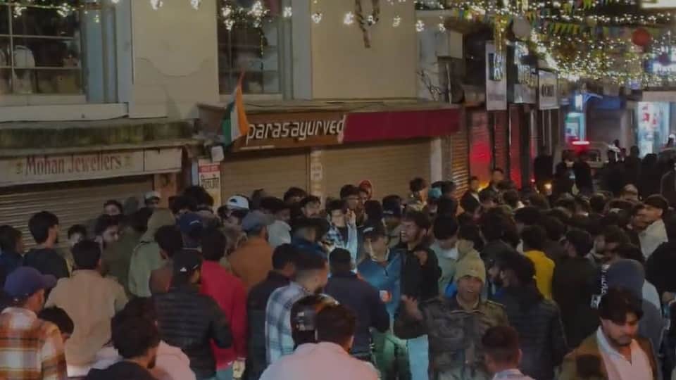 Police arrested two women and girls for creating ruckus on a public road  in mussoorie