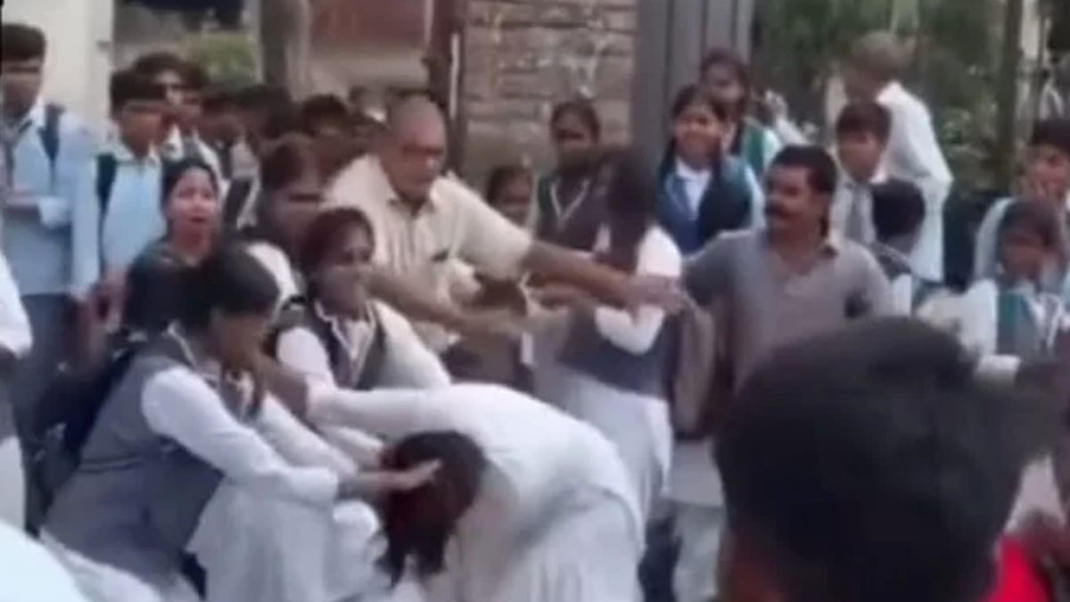 आजमगढ़: सड़क पर भिड़ा छात्राओं का गुट, आधे घंटे तक चली हाथापाई; 12 घायलों को एसडीएम ने पहुंचाया अस्पताल