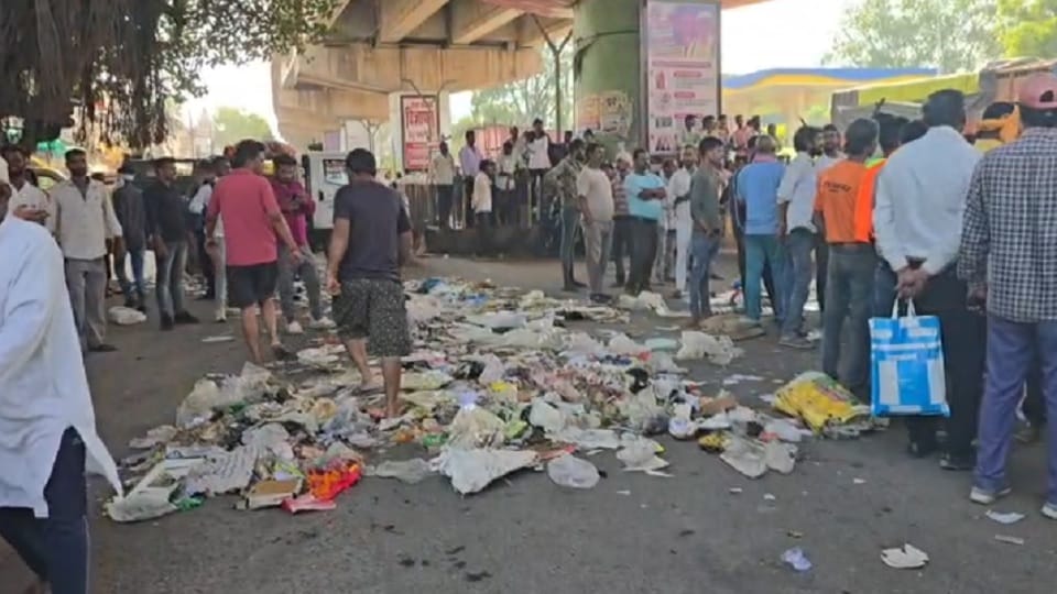 Vegetable vendors assaulted sanitation workers