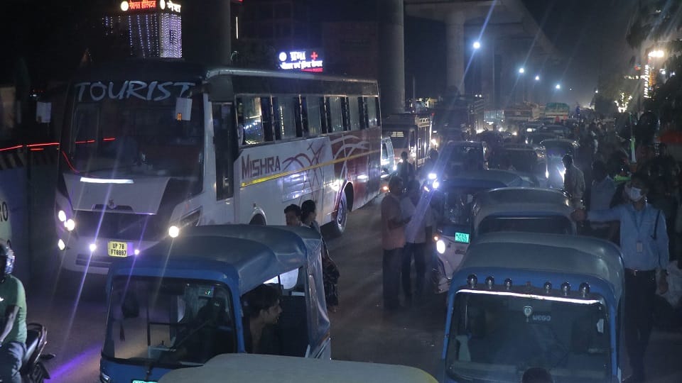 Agra Janakpuri Traffic Diversion Fails, Trucks Continue on Highway Amid Traffic Jam