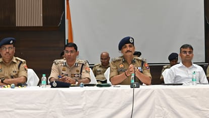 यातायात पुलिस लाइंस सभागार में जिला शांति समिति की बैठक।