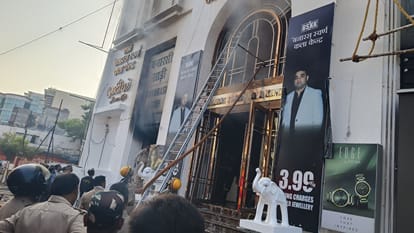आग पर काबू पाने का प्रयास करते दमकलकर्मी।