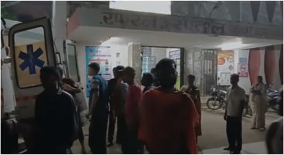 अस्पताल के बाहर खड़े लोग