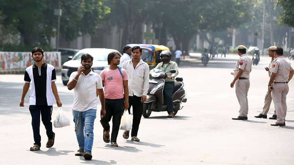 cjp Protests  in Delhi 45 metro stations shut people missed trains and flights long traffic jams