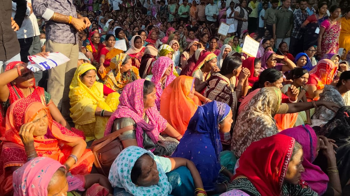 चार महीने से नहीं मिला मानदेय: हजारों महिलाओं का प्रदर्शन,शिवराज के बंगले के सामने घंटों डटी रहीं रसोइया बहनें