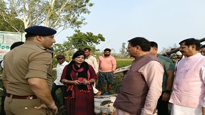 बाजपुर में एसडीएम ऋचा सिंह से जानकारी लेते सीएम।