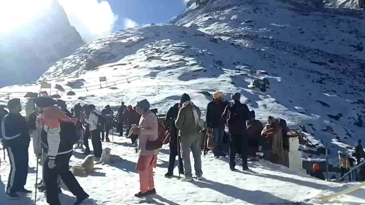 Hemkund sahib closes for winter record 3.84 Lakh pilgrims visit thousands witness final ardas amid Snowfall