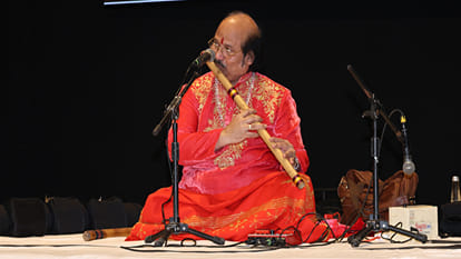 बांसुरी बजाते रोनू मजूमदार