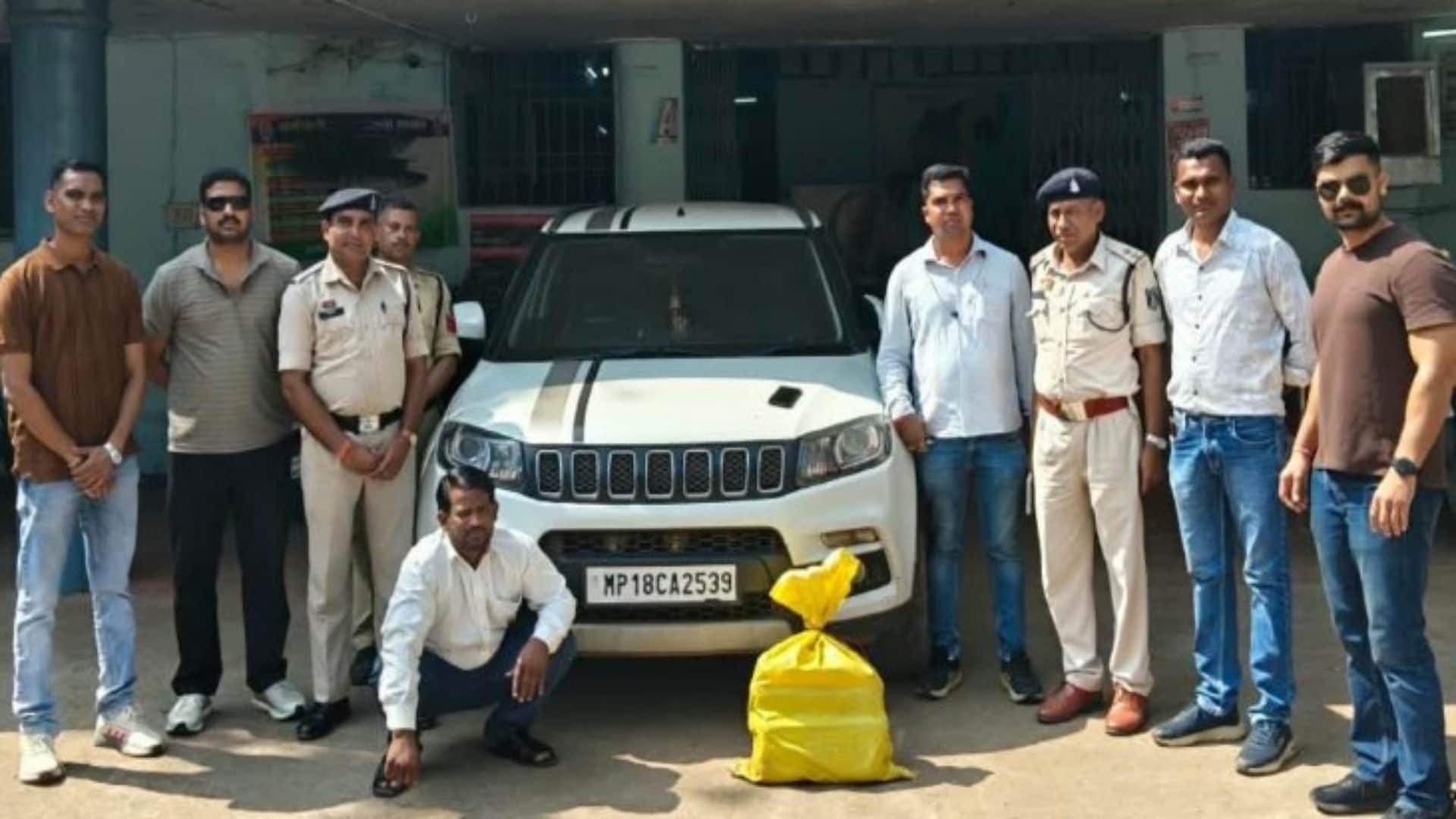 पकड़े गए माल के साथ हिरासत में तस्कर