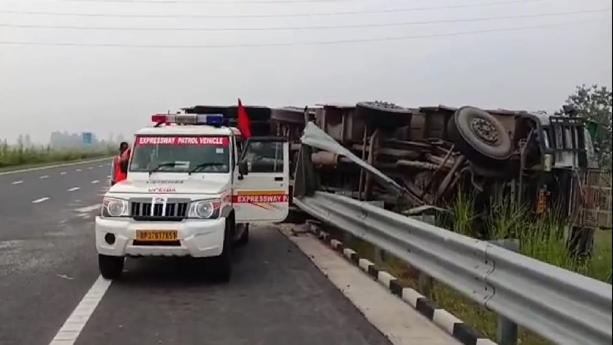 Truck rams into stationary Canter on Ganga Expressway in Simbhaoli Hapur; one dead