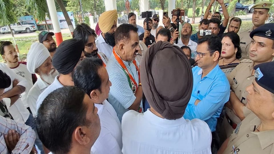 Demand for compensation of ₹50,000 per acre for crop loss; Congress members stage protest at the Collectorate