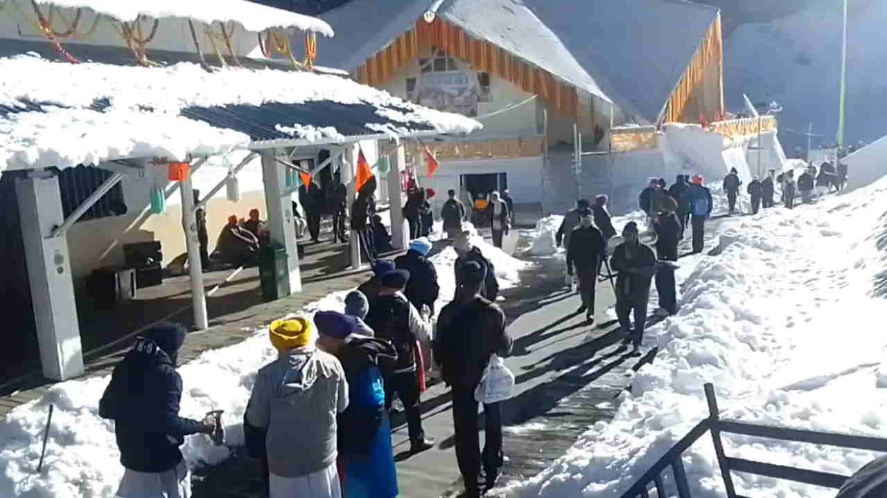Hemkund sahib closes for winter record 3.84 Lakh pilgrims visit thousands witness final ardas amid Snowfall