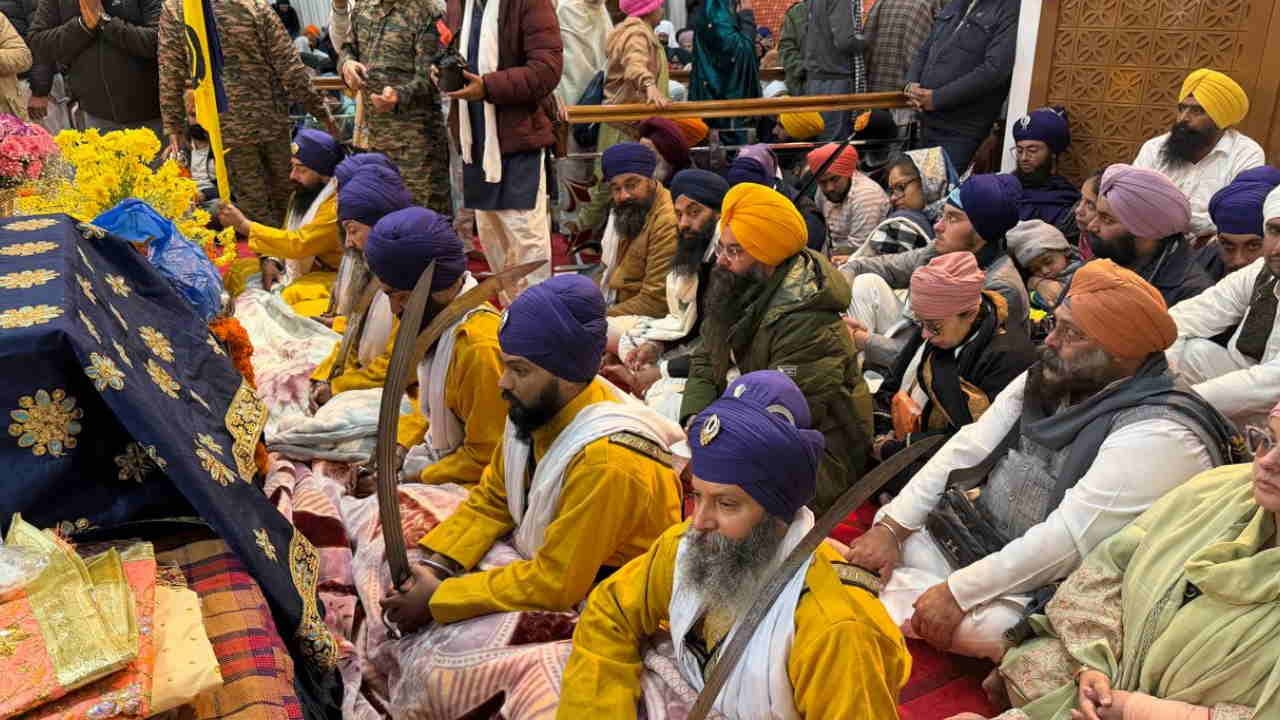 Hemkund sahib closes for winter record 3.84 Lakh pilgrims visit thousands witness final ardas amid Snowfall