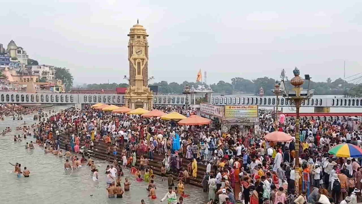 Pitru Amavasya 2026 heavy rush of devotees in haridwar  long Traffic Jam on delhi-dehradun Highway Uttarakhand