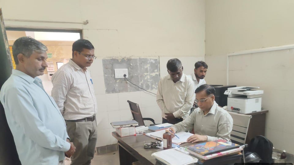 हाथरस: हसायन सीएचसी पहुंचे सीएमओ, संविदा कर्मी मिले नदारद, तीन दिनों से हड़ताल पर कर्मचारी