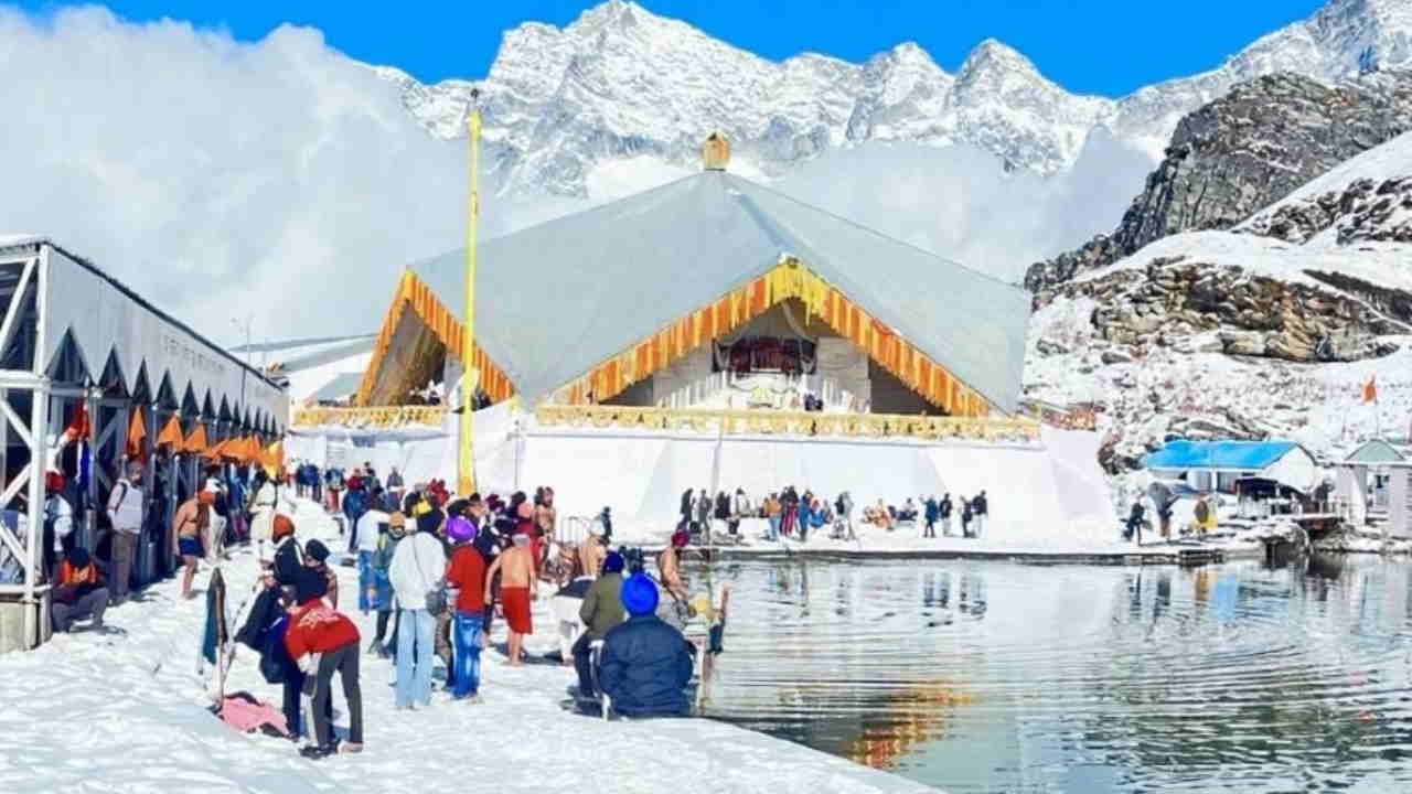 Hemkund sahib closes for winter record 3.84 Lakh pilgrims visit thousands witness final ardas amid Snowfall