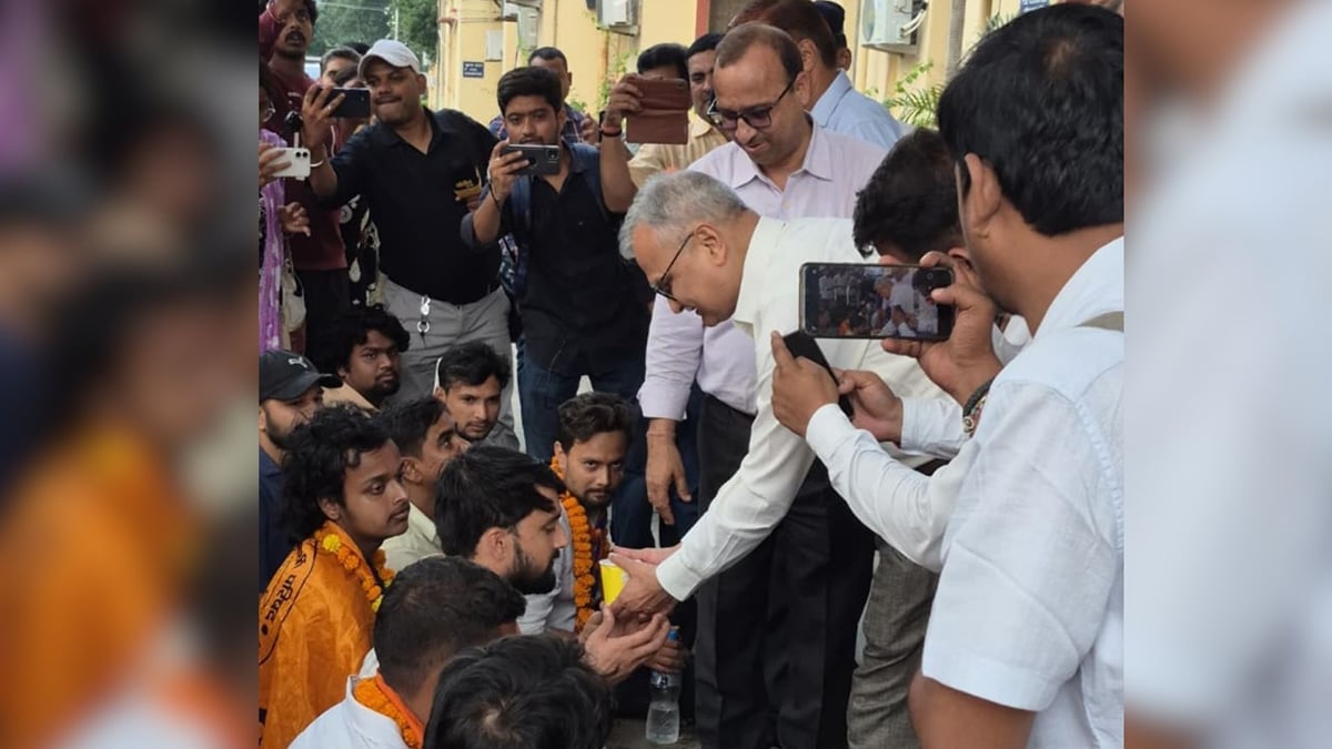 बीएचयू में 19 दिन बाद आंदोलन समाप्त: कुलपति ने छात्रों को जूस पिलाकर खत्म तुड़वाई भूख हड़ताल, बनेगी जांच समिति
