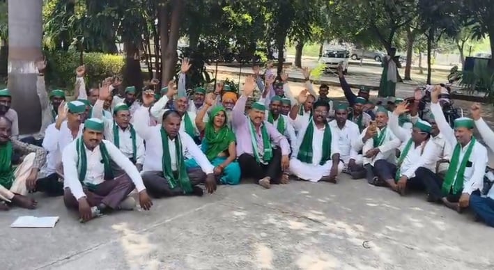 औरैया: किसानों का जोरदार विरोध प्रदर्शन, दिल्ली कूच से रोकने पर भड़के भाकियू नेता, सीईसी के इस्तीफे की मांग