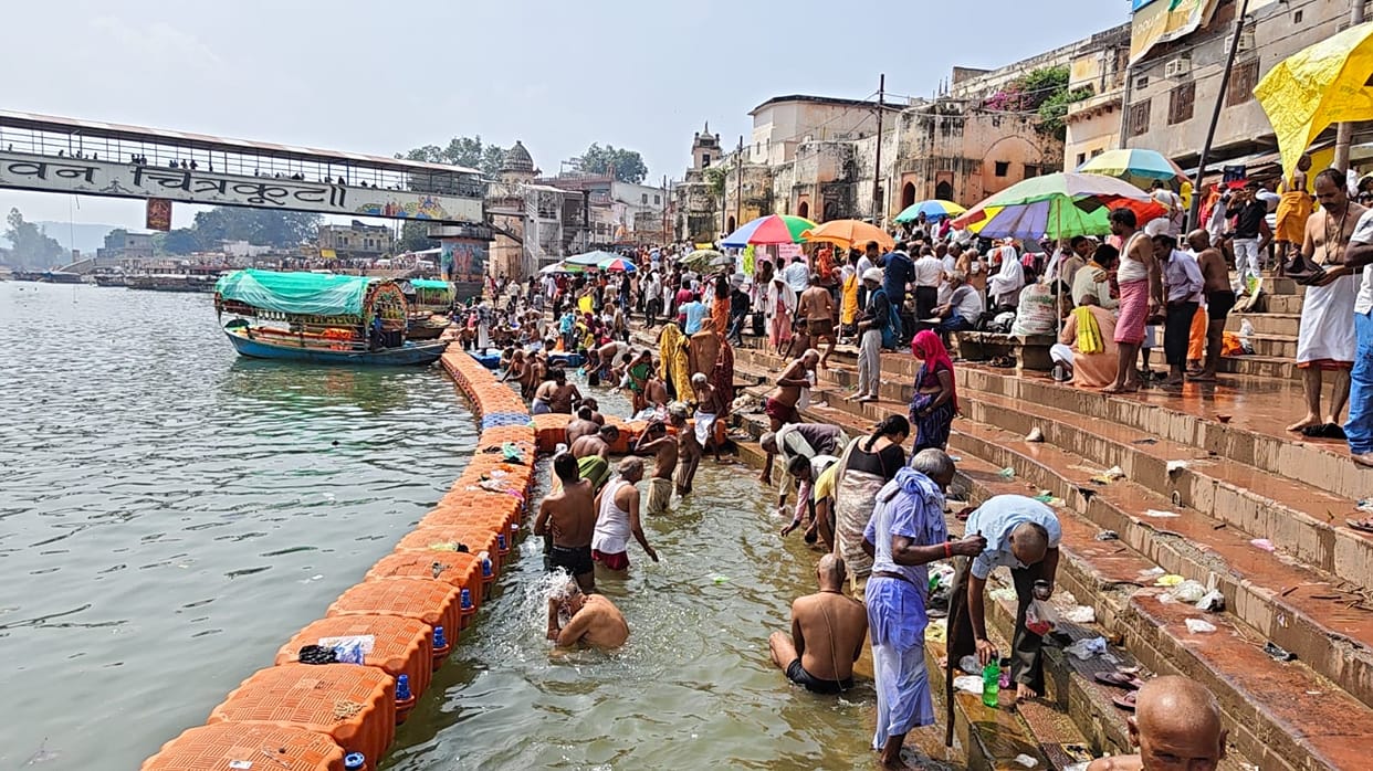 Chitrakoot Pitru Visarjan Amavasya Devotees take holy dip in Mandakini crowds perform Tarpan and Pind Daan