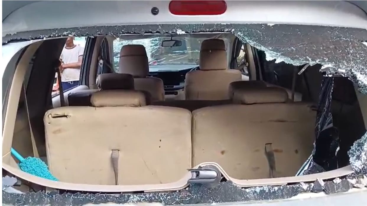 people pelted stones and smashed car window after it hit child in Varanasi