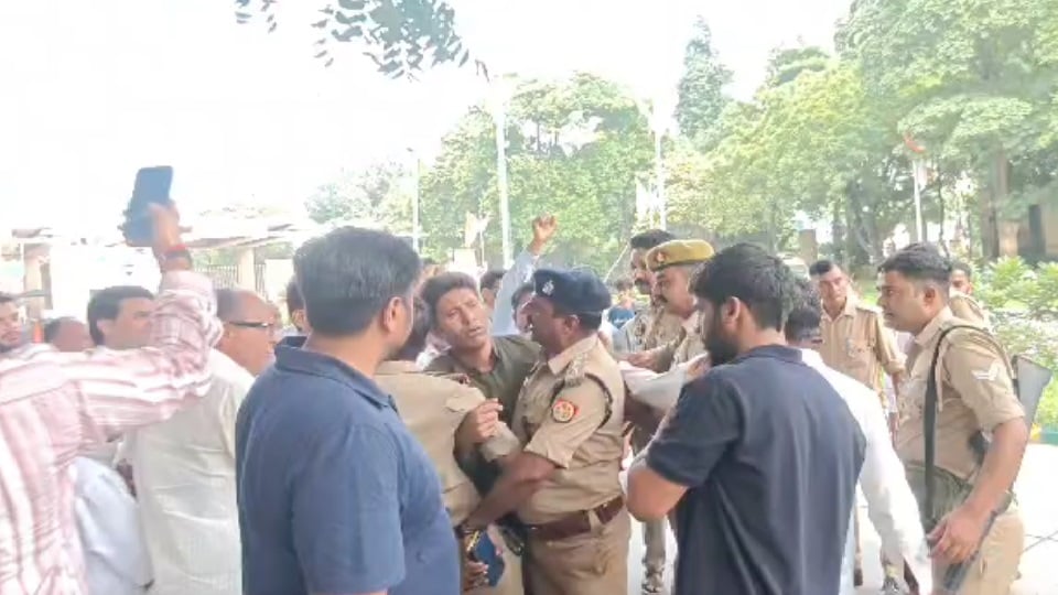 दिल्ली प्रदर्शन: किसान नेताओं ने सीईसी के इस्तीफे की मांग की, प्रदर्शनकारियों पर कार्रवाई को लेकर की नारेबाजी