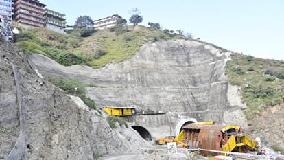 चमियाना के समीप निर्माणाधीन फोरलेन टनल।
