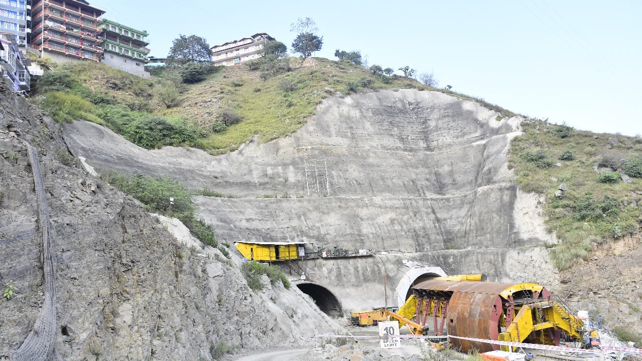 चमियाना के समीप निर्माणाधीन फोरलेन टनल।