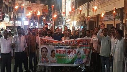मशाल जुलूस निकालते कांग्रेसी