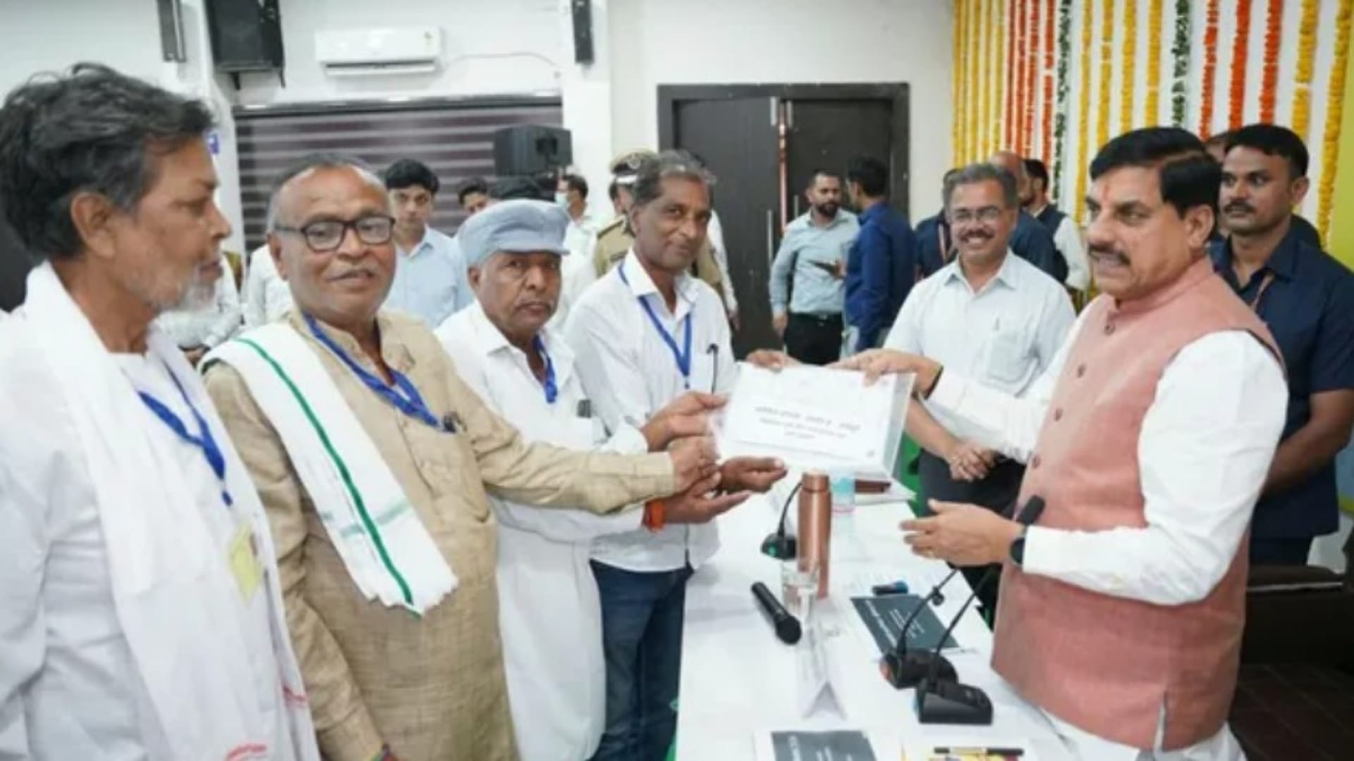 हरदा में रजिस्ट्री दस्तावेज सौंपते सीएम