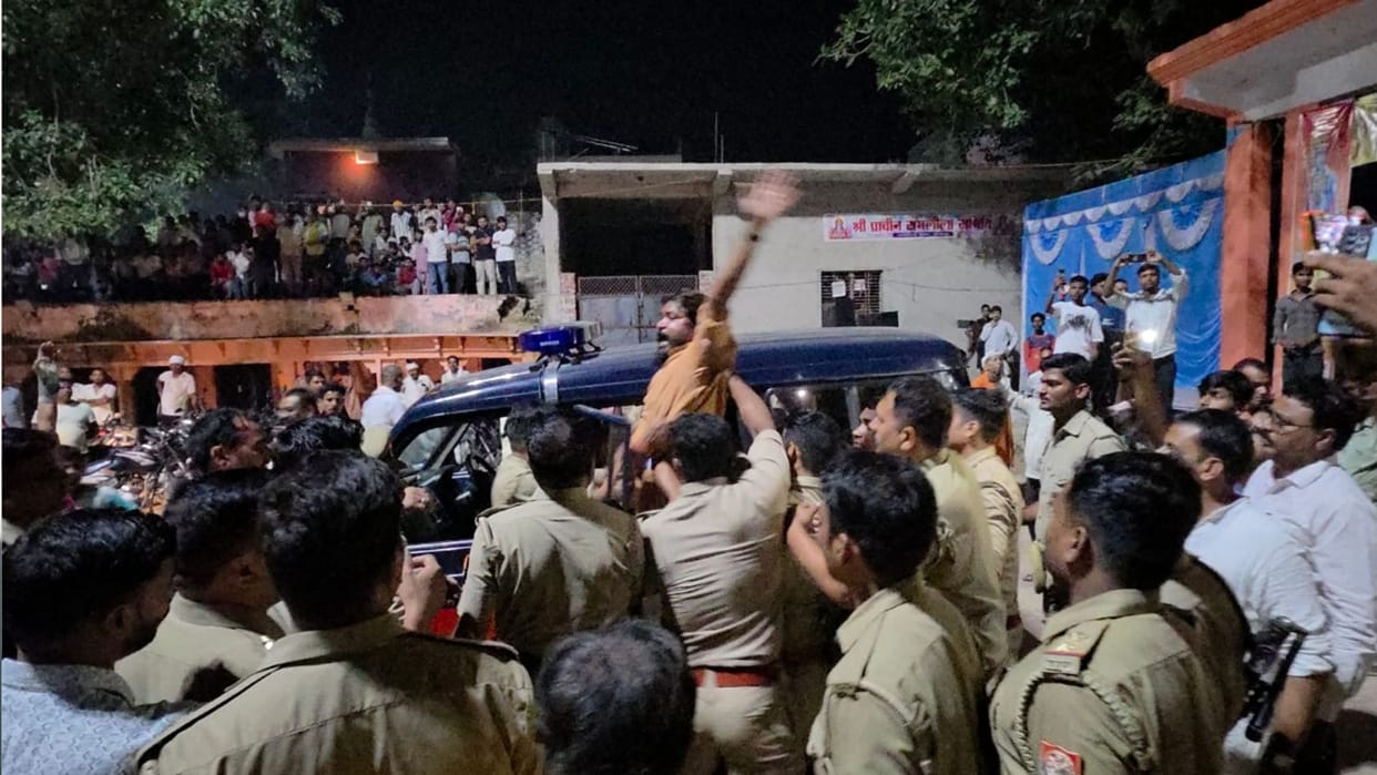 Ramlila dispute in Ghazipur Altercation between police and organizers over orders to clear stage