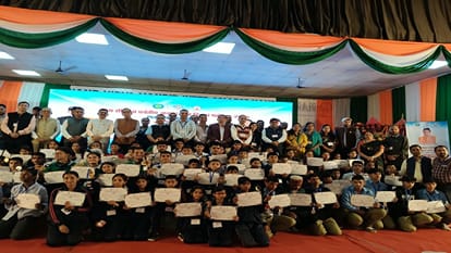 पर्वतीय विज्ञान महोत्सव में विभिन्न प्रतियोगिताओं में उत्कृष्ट प्रदर्शन करने वाले छात्र-छात्राओं को प्रमाणपत्र देकर सम्मानित करते अतिथि।