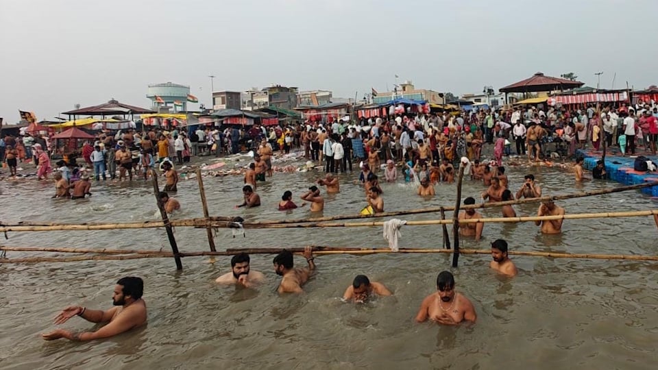 यूपी: पितृ अमावस्या पर ब्रजघाट, कच्चे घाट और पूठ में एक लाख से अधिक श्रद्धालुओं ने किया गंगा स्नान