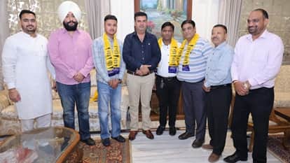 कांग्रेस नेता के भाई और भतीजे आप में शामिल
