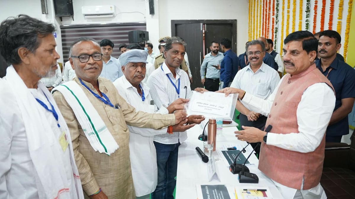 एमपी में पटवारियों की सहमति के बाद फिर शुरू होगा स्वामित्व योजना का काम, सीएम ने ग्रामीणों को दी रजिस्ट्री